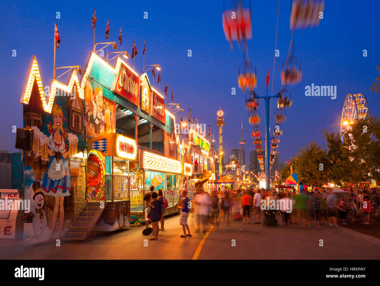 Fahrten auf der jährlichen Toronto CNE (Canadian National Exhibition) mit der Innenstadt im Hintergrund in Toronto, Ontario, Kanada. Stockfoto