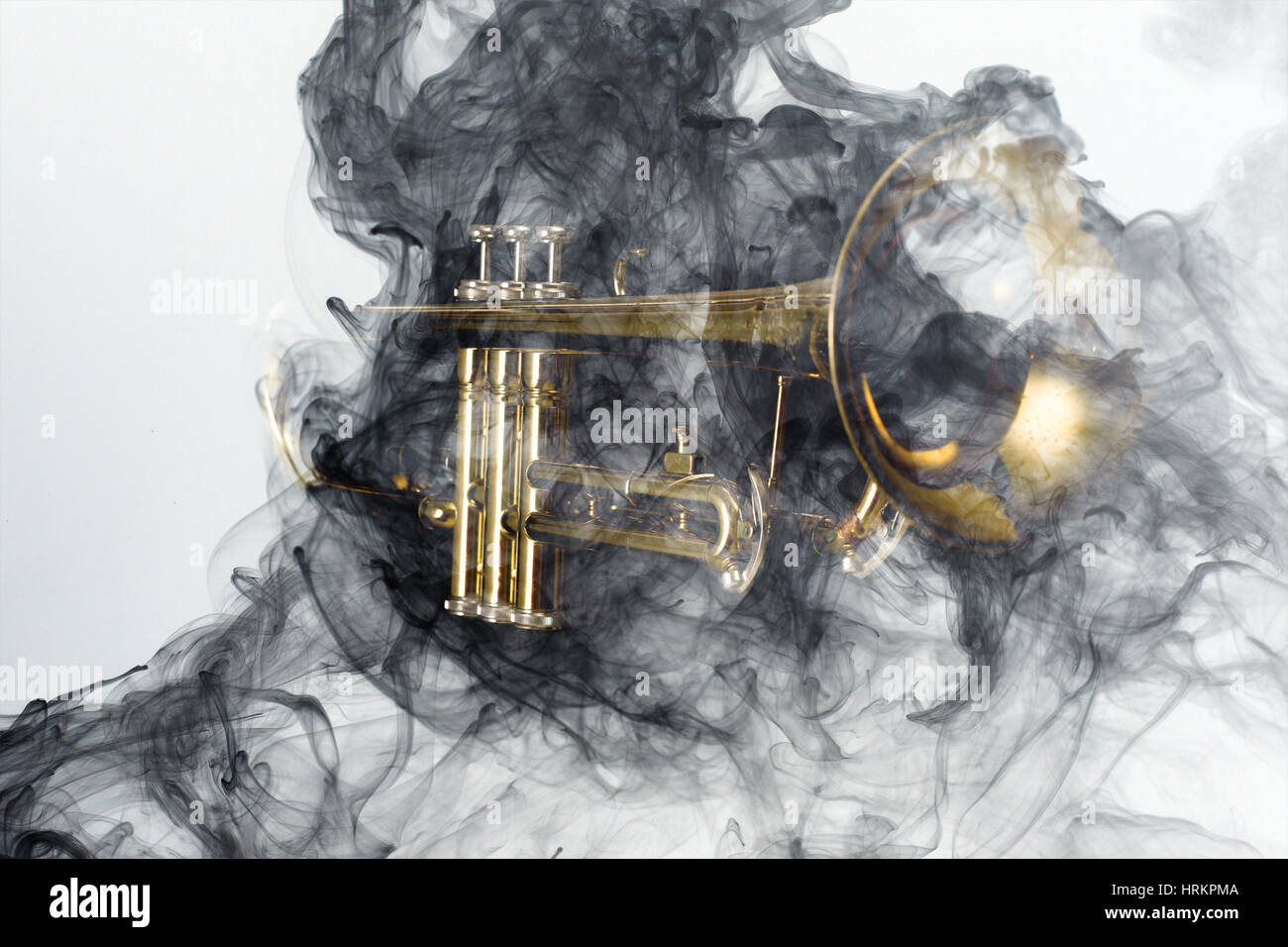 Abstrakte Rauch wabert um jazz Messing Trompete Stockfoto