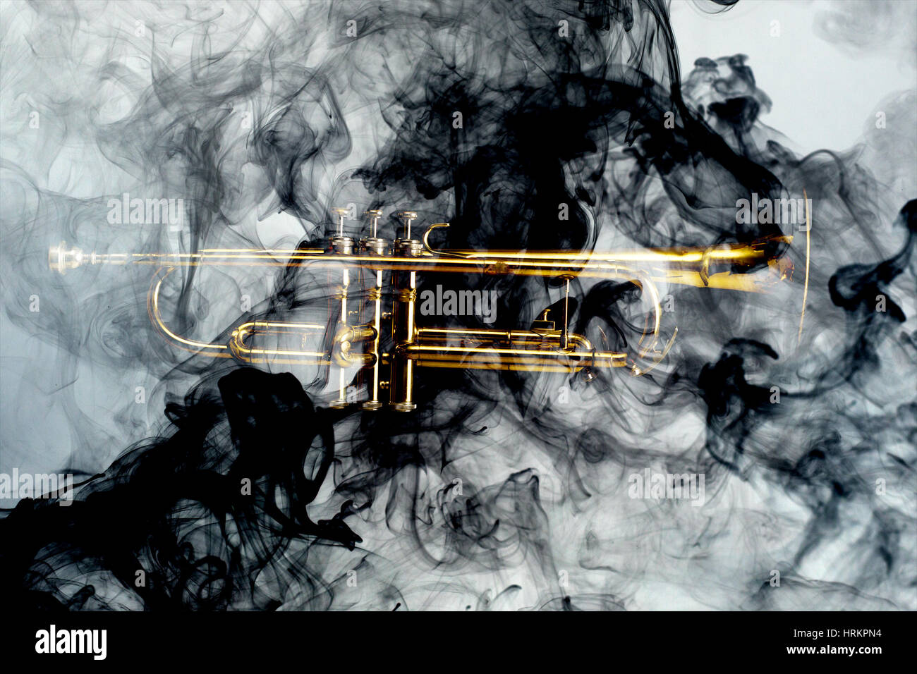 Abstrakte Rauch wabert um jazz Messing Trompete Stockfoto