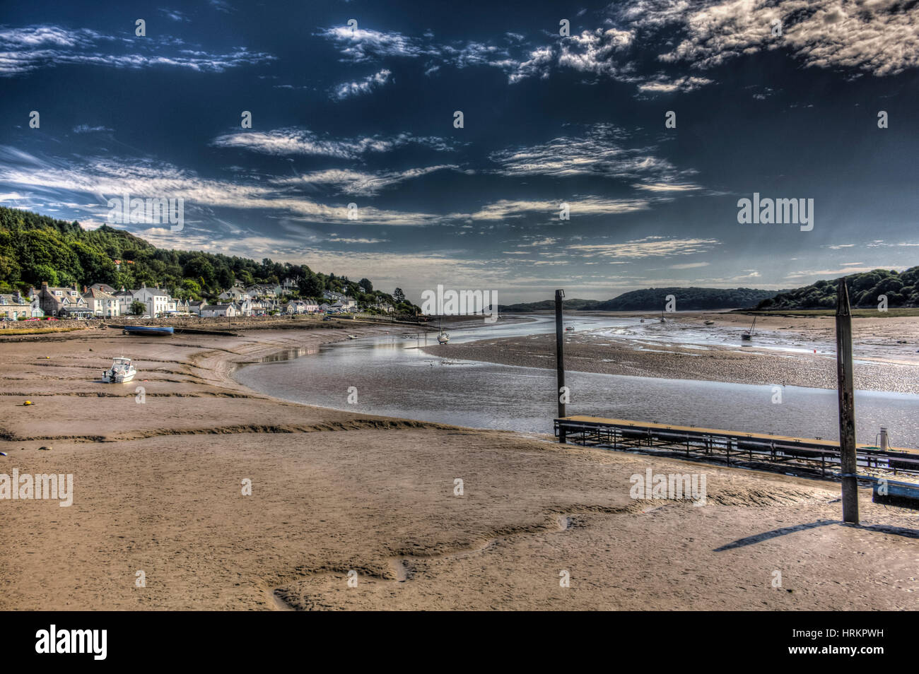 HDR-Blick auf Kippford schaut Urr Mündung mit Steg im Vordergrund. Aufnahme aus Kippford, Dumfries and Galloway, Schottland, UK. Stockfoto