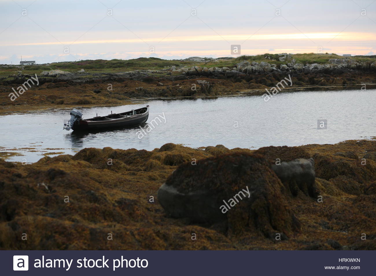 Eine Motorboot liegt im ruhigen Wasser im Westen Irlands Stockfoto
