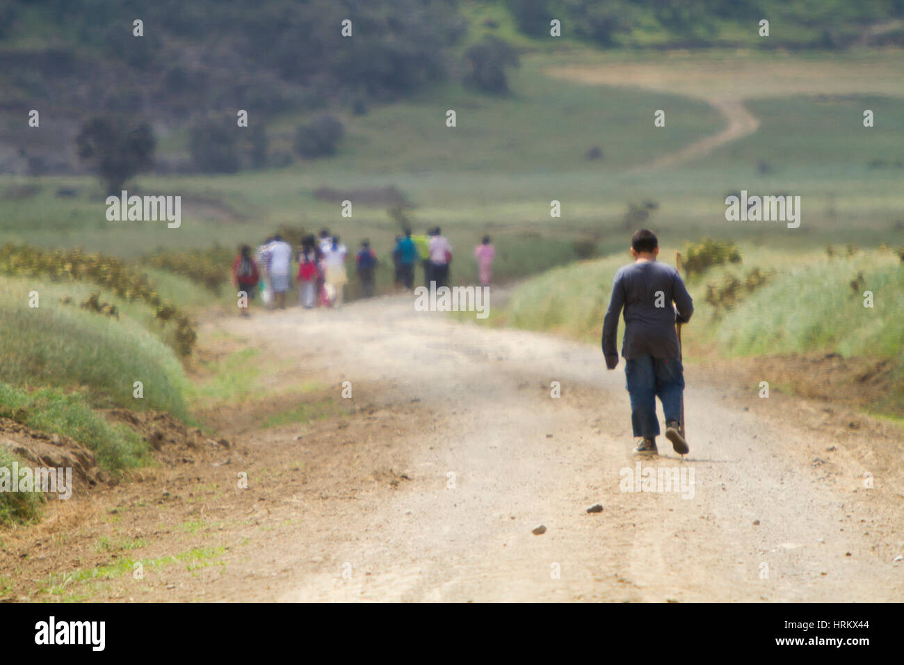 Kind zu Fuß auf unbefestigte Straße in Afrika Stockfoto
