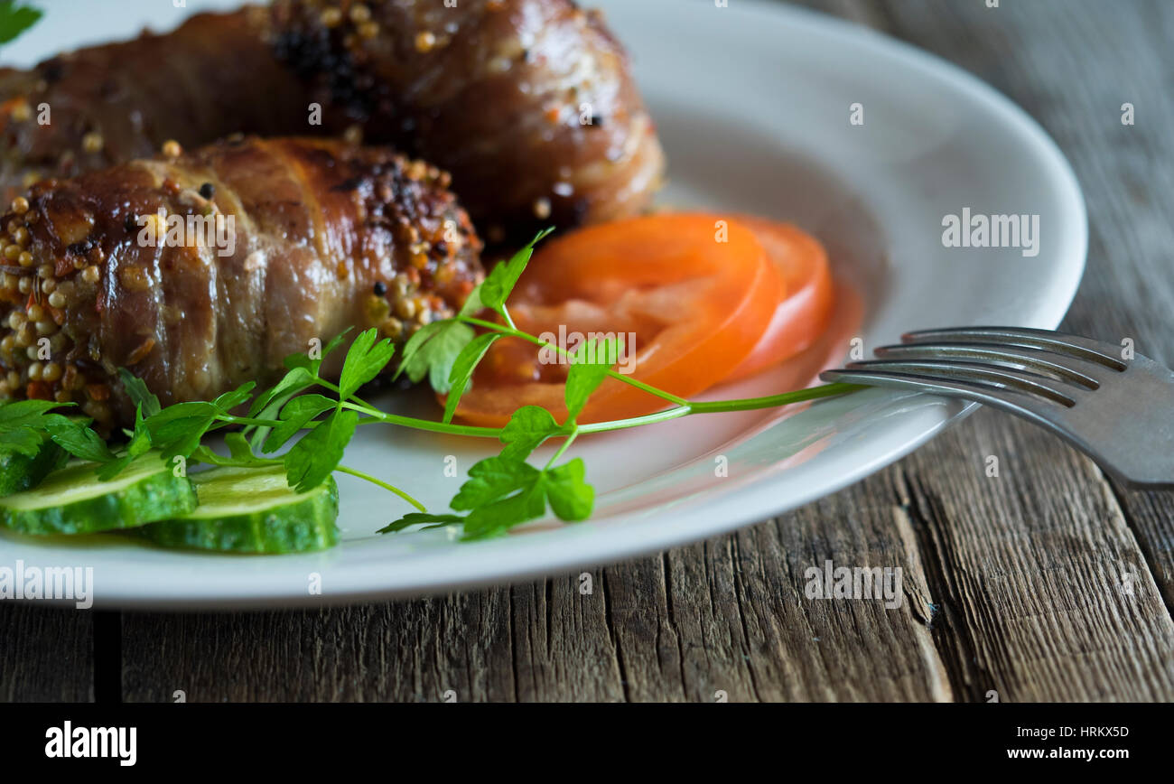 Hackbraten im Speckmantel mit Gemüse auf Platte auf alte hölzerne ...