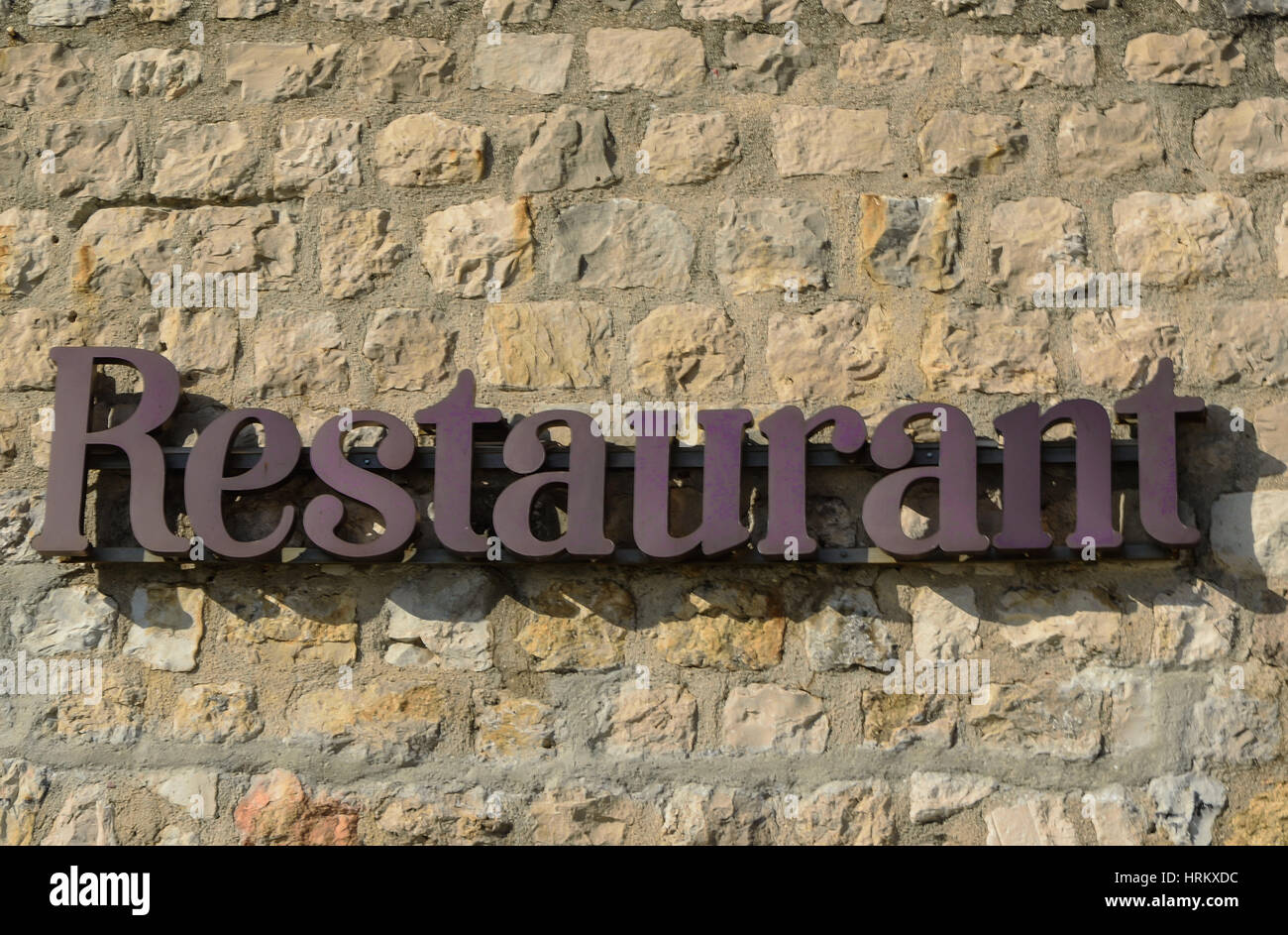 "Restaurant" auf der Steinmauer geschrieben Stockfoto