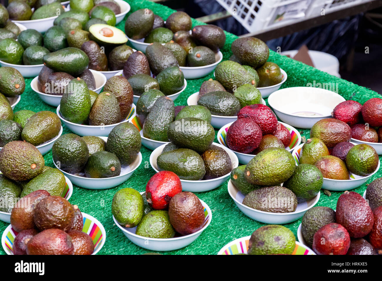 Avocado auf dem Display an Borough Market in London Stockfoto