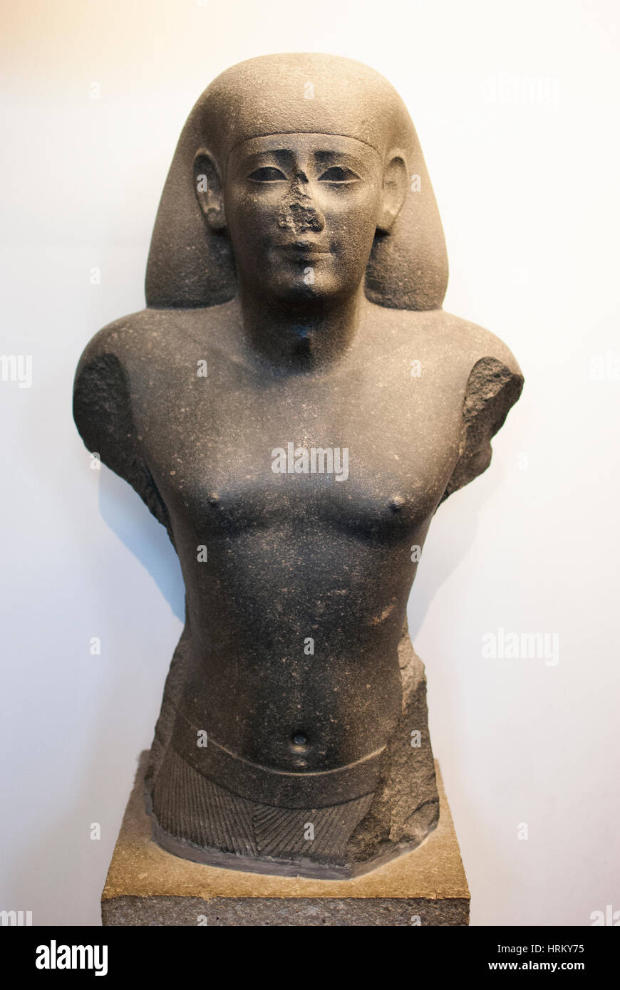 Oberer Teil einer stehenden Figur aus schwarzem Granit späten Periode, um 560 v. Chr. Stockfoto