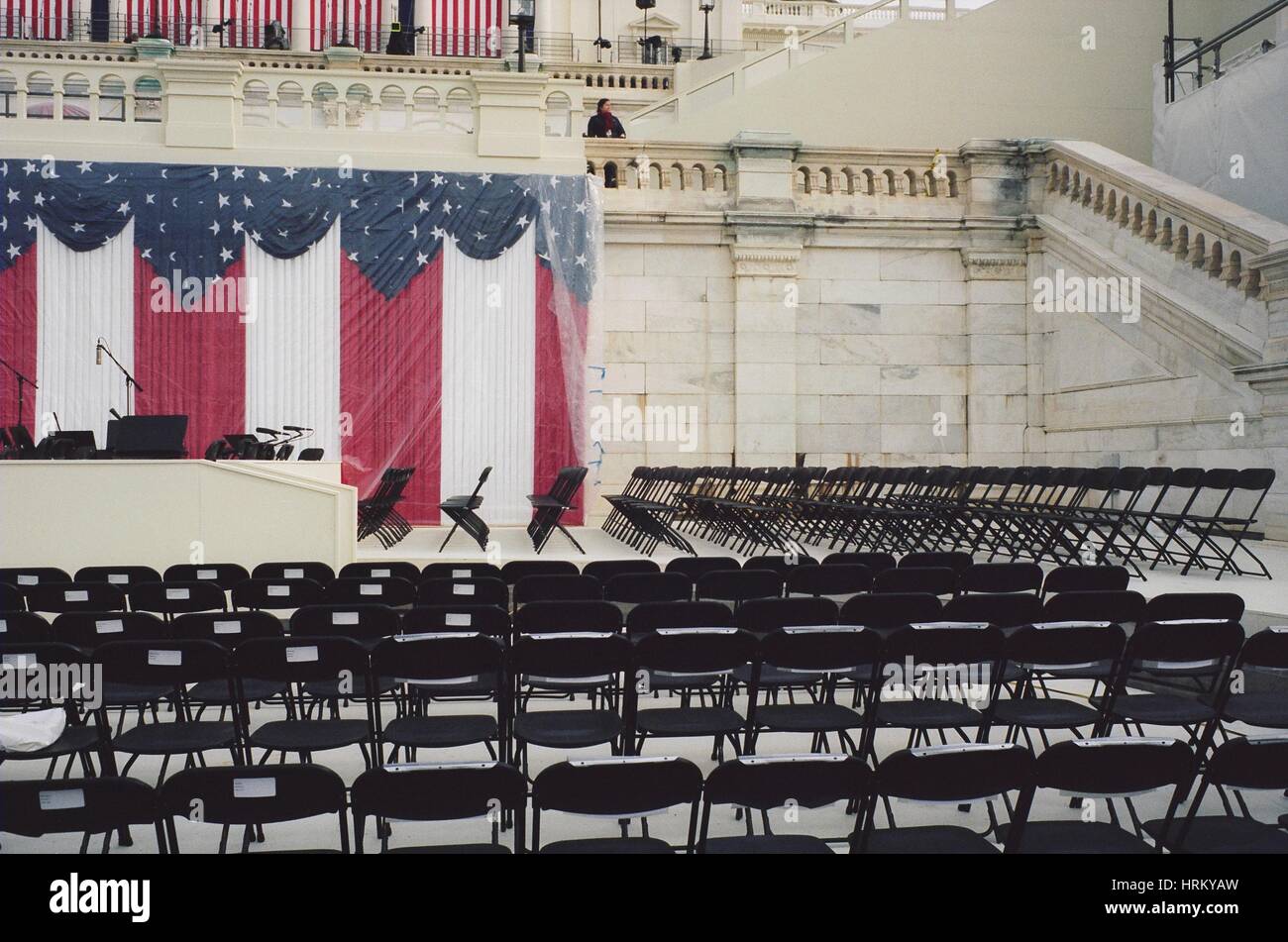 Stühle auf den Stufen des Kapitols vor Trumps Einweihung Szenen aus Washington D.C. und die Captol am Vorabend des Trumps Einweihung als 45. Präsident der Vereinigten Staaten von Amerika. Stockfoto