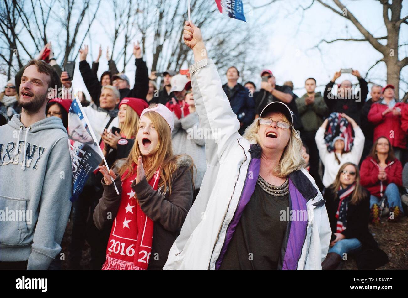 Trump Fans jubeln, als sie die Nationalhymne während der Rallye machen amerikanische große wieder am Lincoln Memorial Szenen aus Washington D.C. während machen Amerika große wieder Rallye am Lincoln Memorial am Vorabend des Trumps Einweihung als 45. Präsident der Vereinigten Staaten von Amerika hören. (Foto von Jeremy Hogan) Stockfoto