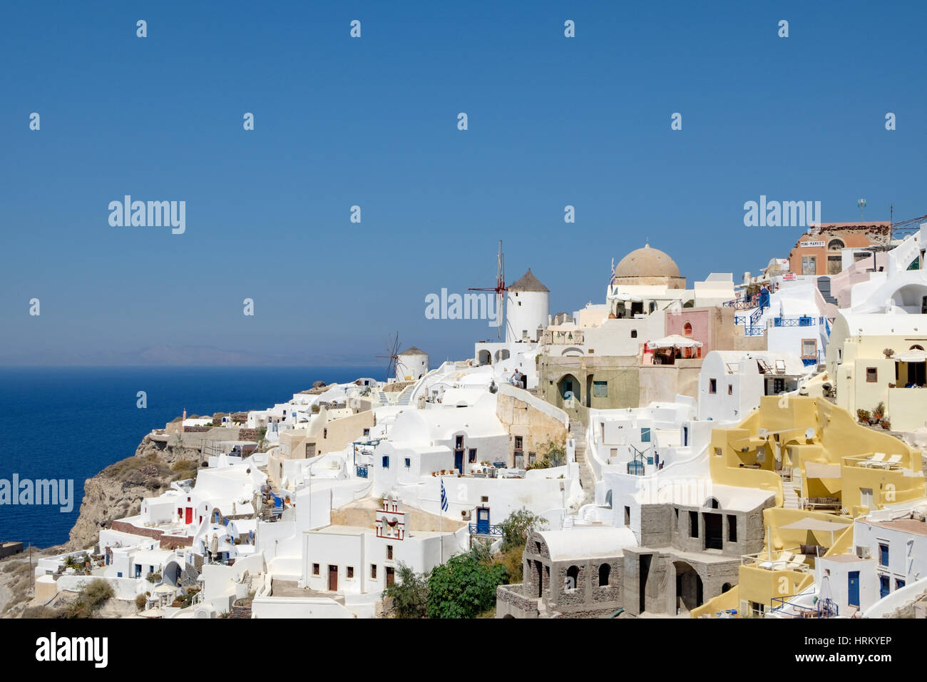 Schöne Aussicht mit traditionellen weißen Gebäuden über das Dorf Oia auf der Insel Santorini, Griechenland Stockfoto