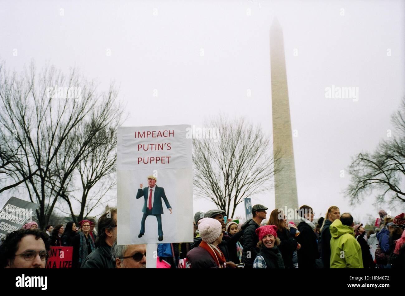 "Impeach Putins Marionette" - melden über Trump es angeblichen Verbindungen zu Russland Szenen aus der Frauen Marsch auf Washington am Tag nach der Einweihung des Trump als der 45. Präsident der Vereinigten Staaten von Amerika. Stockfoto