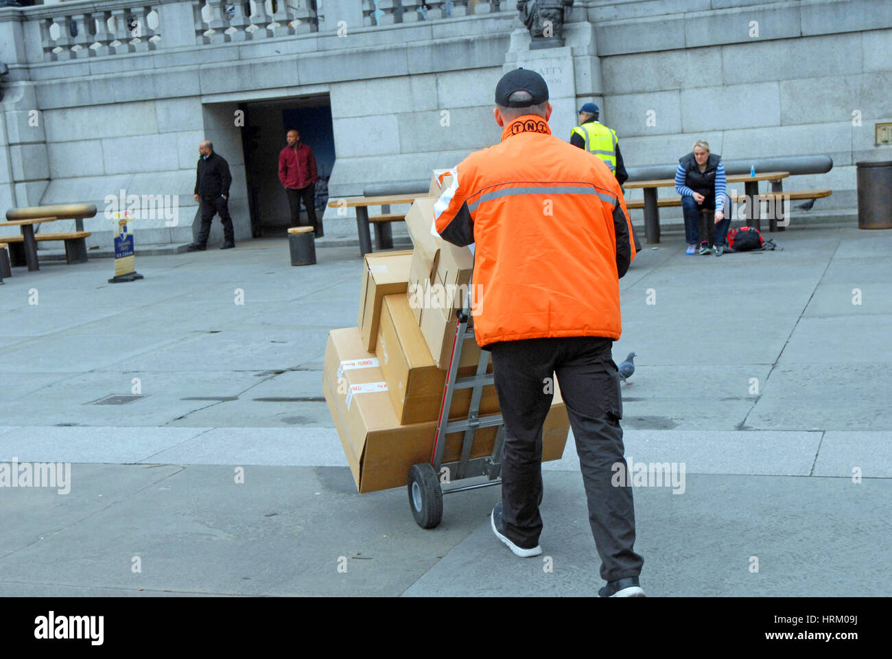 London, UK, 03.01.2017 TNT Zustellung an das Restauant am Trafalgar Square. Stockfoto