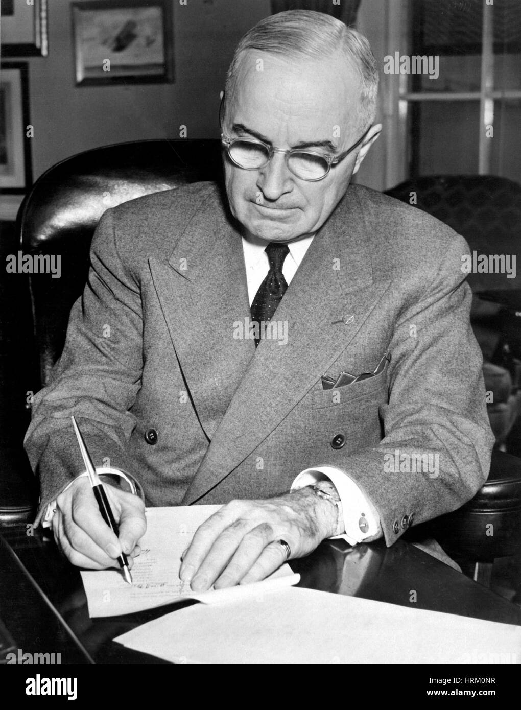 Truman (1884-1972) als 33. Präsident der Vereinigten Staaten unterzeichnet eine Proklamation 0n 16. Dezember 1950 einen nationalen Notstand zu erklären und zur Ermächtigung der Eintritt Amerikas in den Korea-Krieg Stockfoto