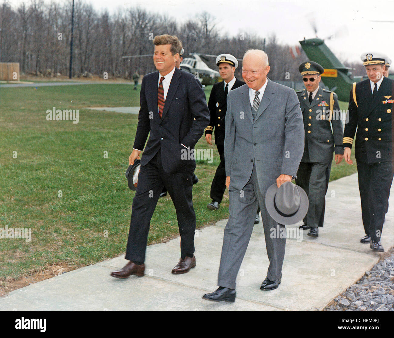 Präsident JOHN F. KENNEDY auf der linken Seite mit ehemaliger Präsident Dwight D. Eisenhower in Camp David am 22. April 1961. Foto: White House offizielle Stockfoto