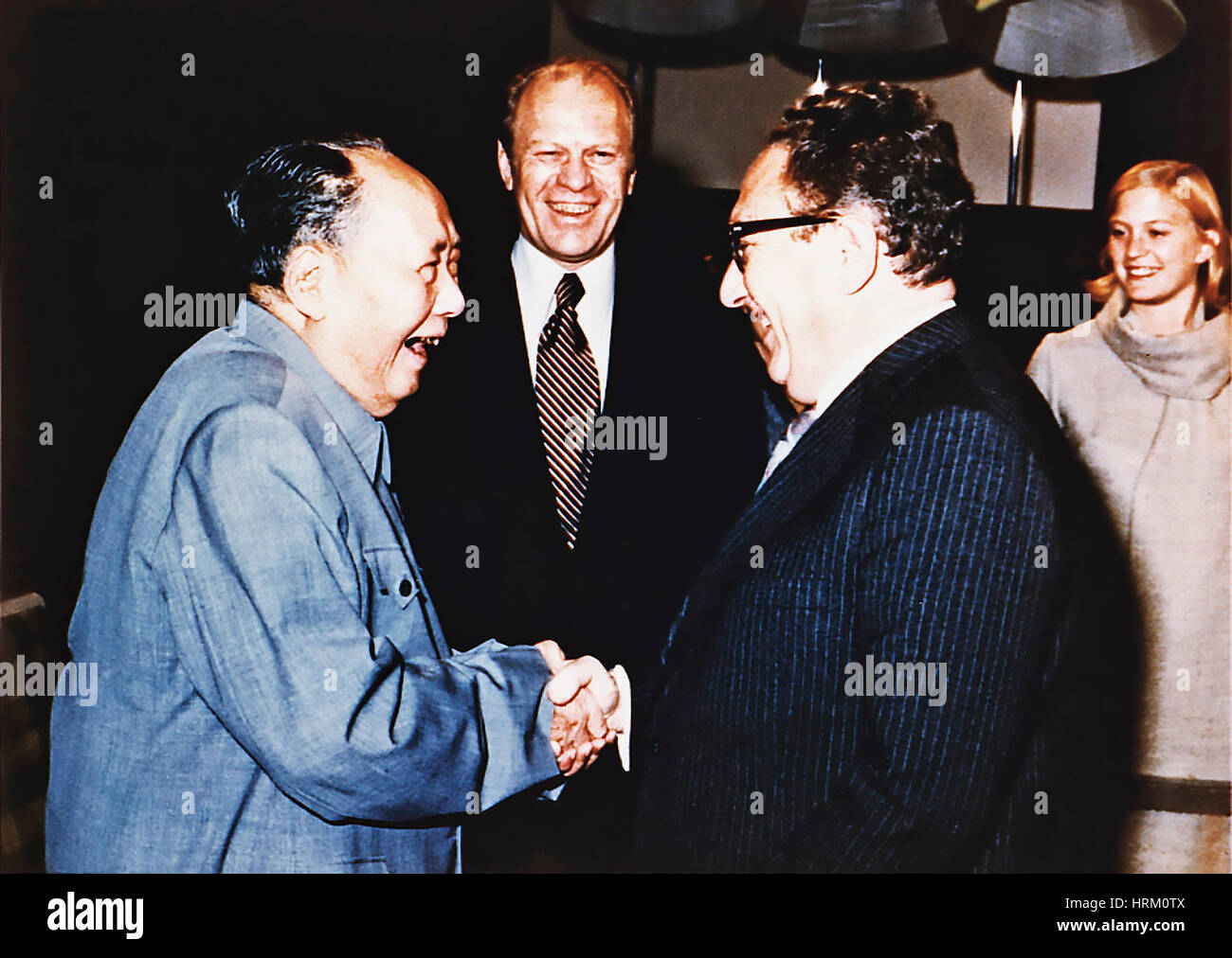 Präsident GERALD FORD mit seiner Tochter Susan Uhr als Henry Kissinger schüttelt Hände mit Mao Tsetung in Peking am 2. Dezember 1975 Stockfoto