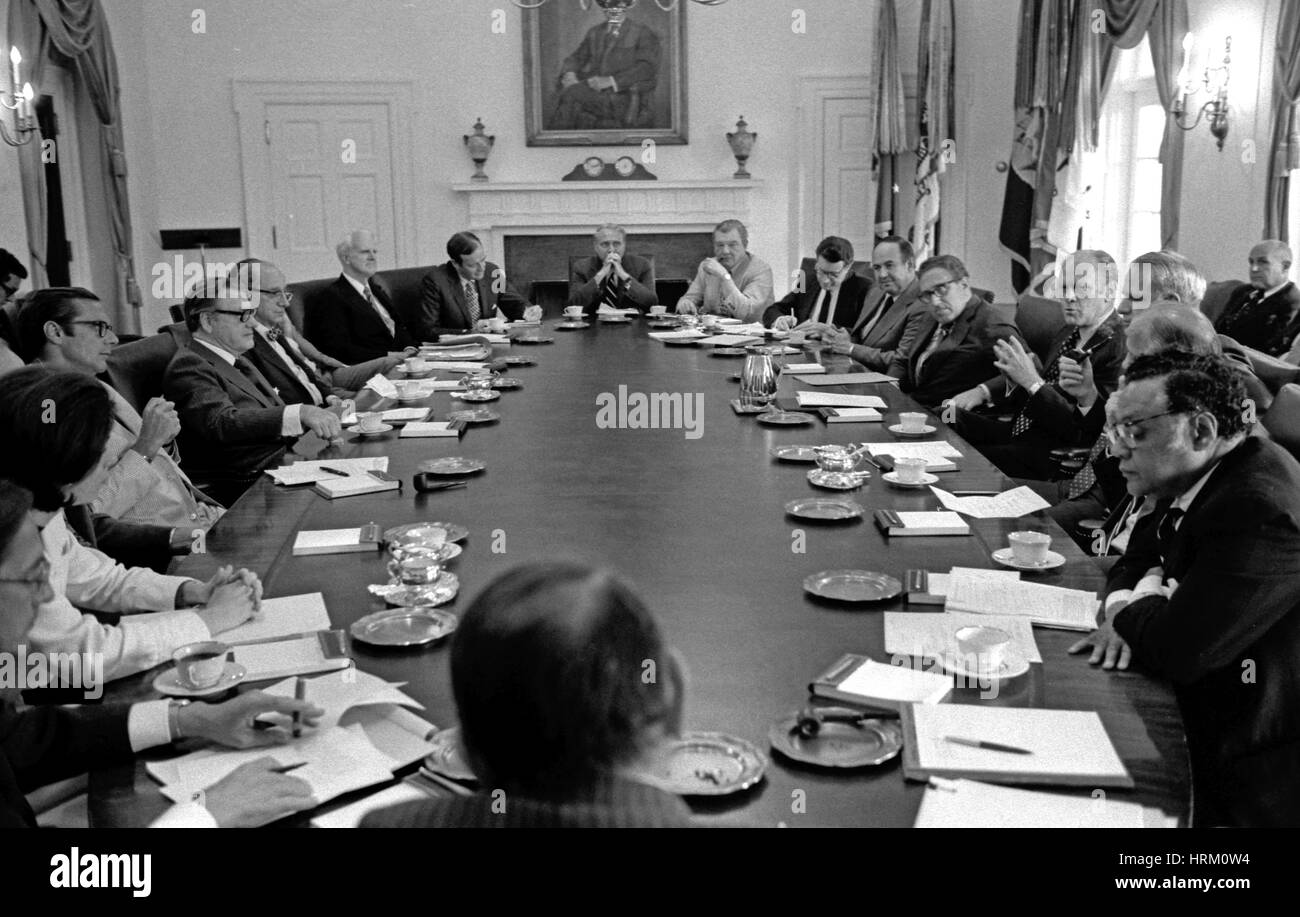 US-Präsident GERALD FORD auf der rechten Seite mit erhobener Hand mit seinem Kabinett im Juni 1975. Zu seiner rechten Henry Kissinger und Gegenteil mit Hand am Tisch Nelson Roickefeller.  Offizielle Foto David Kennedy/White House Stockfoto