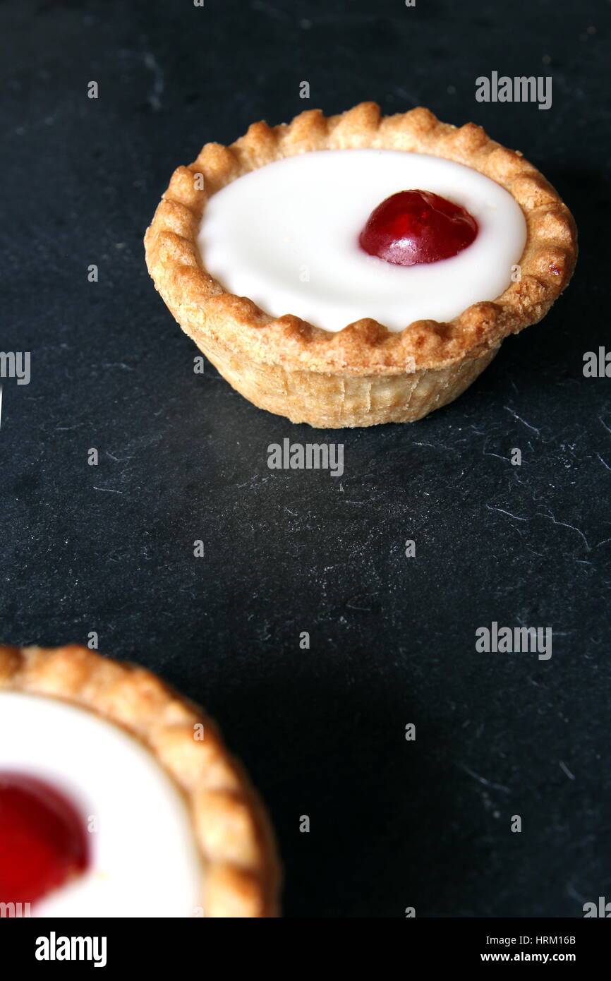 Kirsche Bakewell-Törtchen auf dunklem Hintergrund Stockfoto