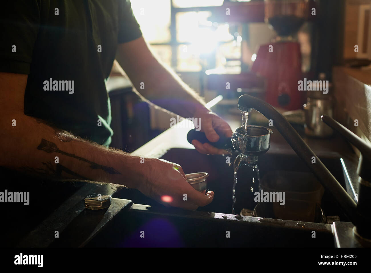 Der Barkeeper Barista waschen Geschirr am Arbeitsplatz. Stockfoto