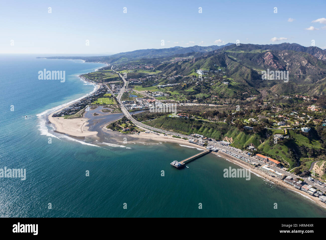 Luftaufnahme des Malibu Pier, Surfrider Beach und Santa Monica Mountains im südlichen Kalifornien. Stockfoto