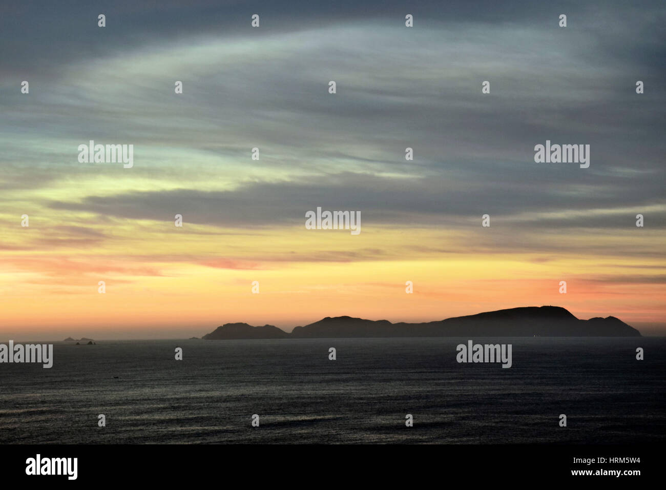 Blick auf San Lorenzo Insel bei Sonnenuntergang vom Barranco ein Stadtteil im Süden von Lima, Peru Stockfoto