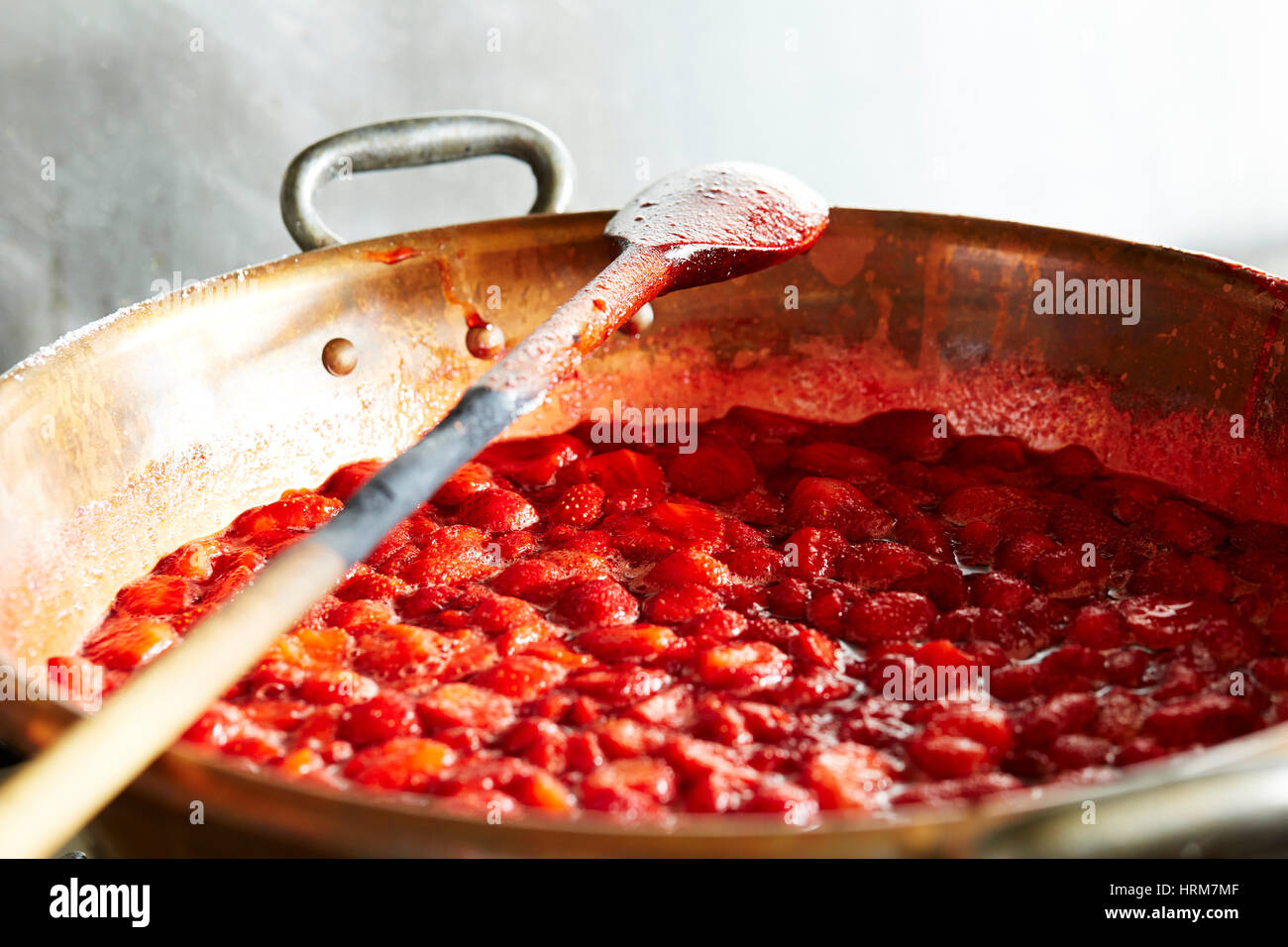 hausgemachte Erdbeermarmelade in Kupfer Pfanne Stockfoto