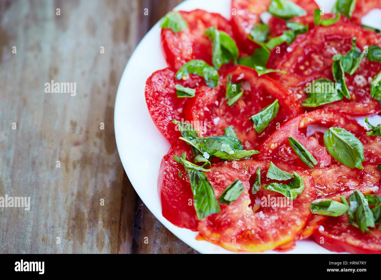 Salat mit Tomaten und Basilikum Stockfoto