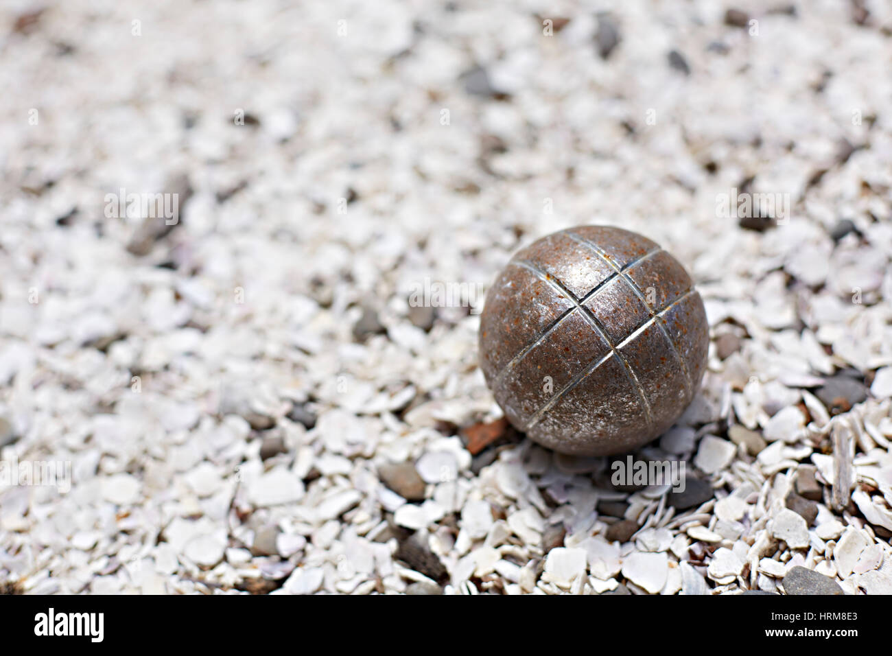 französische Spiel mit verrosteten Pétanque Boule auf Schiefer Spielfläche Stockfoto
