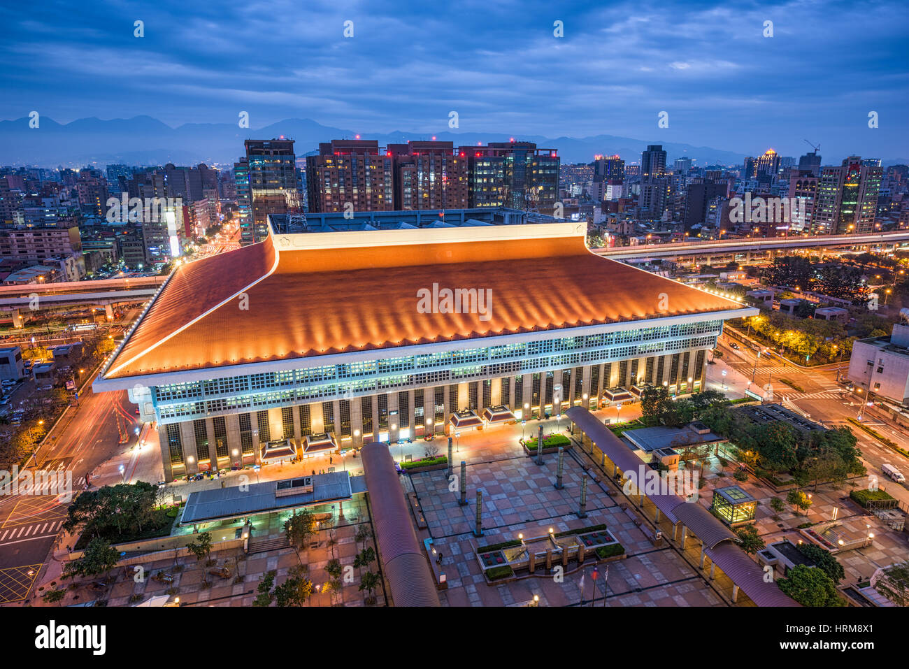 Taipei, Taiwan Skyline Innenstadt über den Bahnhof. Stockfoto