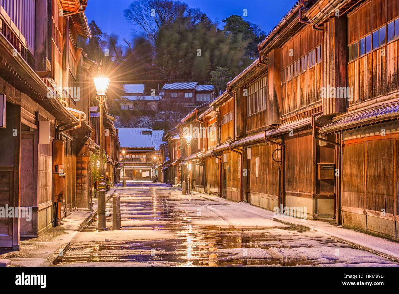 Kanazawa, Japan am Higashi Chaya Altstadt im Winter. Stockfoto