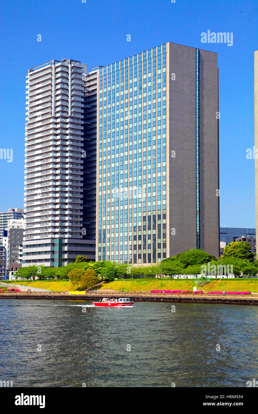 Gebäude, die durch den Fluß Sumida in Chuo-ku Tokyo Japan Stockfoto