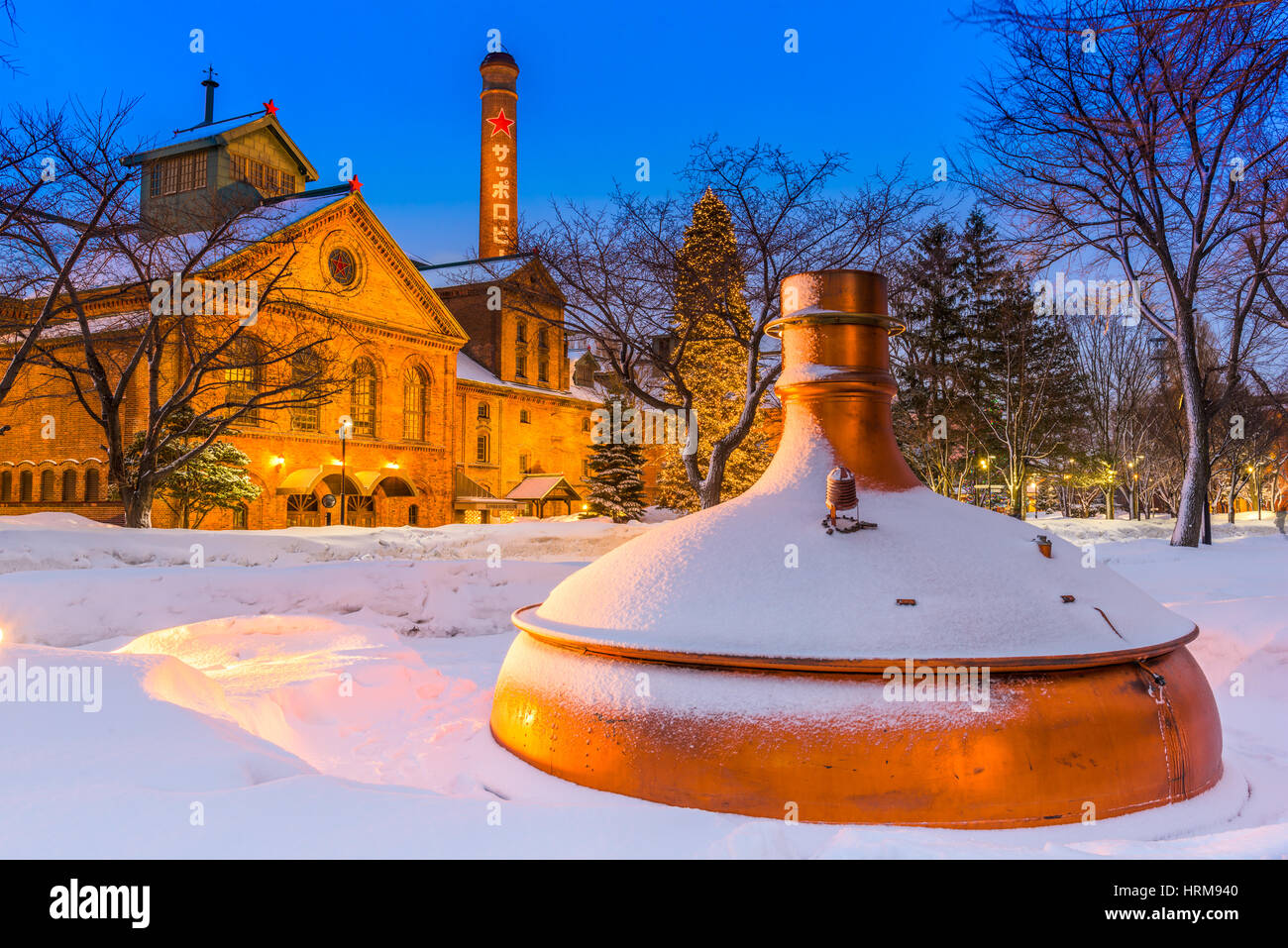 SAPPORO, JAPAN - 17. Februar 2017: Sapporo Beer Museum in der Nacht. Das Gebäude wurde zunächst als Kaitakushi Brauerei im Jahre 1876 eröffnet. Stockfoto