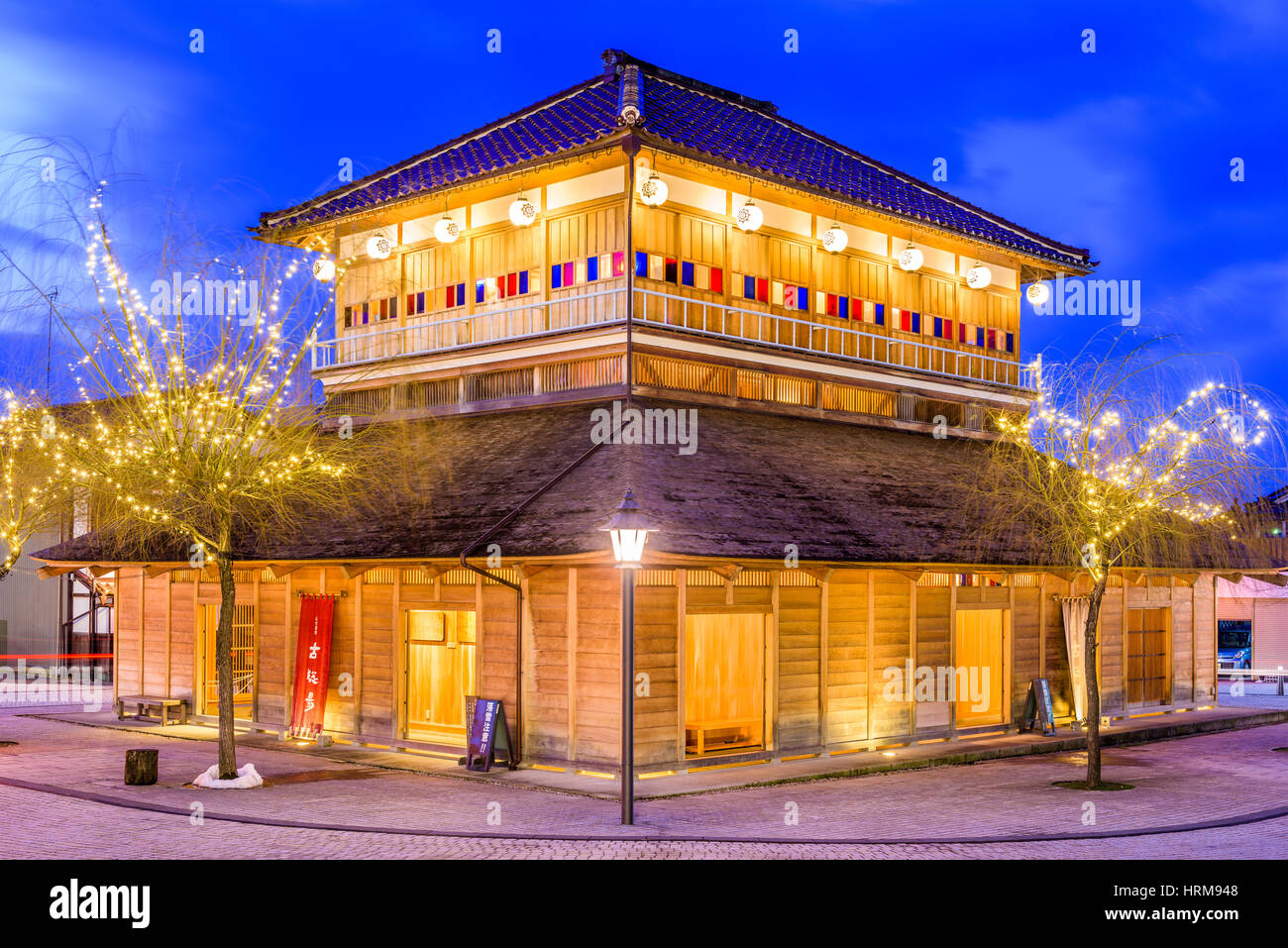 YAMASHIRO ONSEN, JAPAN - 9. Januar 2017: Der Ko-Soyu Badehaus in der Dämmerung. Das Badehaus wurde im Stil der Meiji-Perio spektakulär umgebaut. Stockfoto