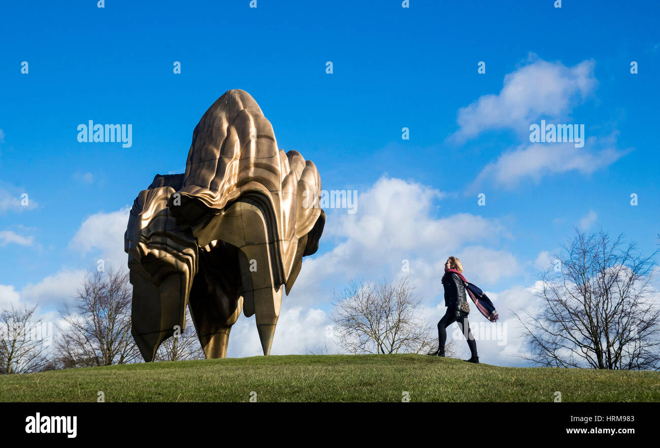 PABEST Nina Rogers mit einem Werk mit dem Titel Caldera, 2008, des Künstlers Tony Cragg, Teil Großbritanniens größte Ausstellung im Yorkshire Sculpture Park. Stockfoto