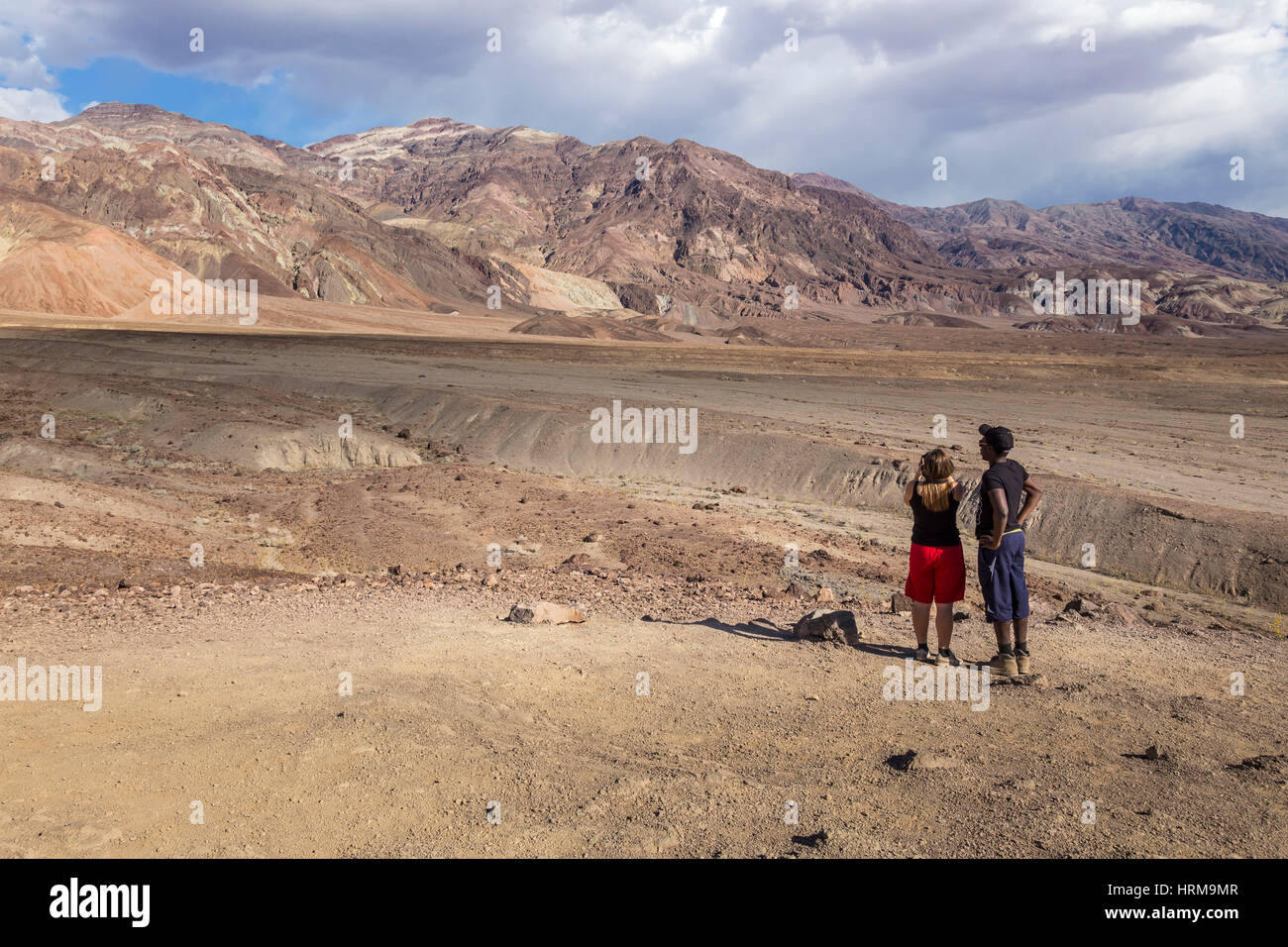 Menschen, Touristen, Besucher, Artist Drive, schwarze Berge, Death Valley Nationalpark, Death Valley, Kalifornien, USA, Nordamerika Stockfoto