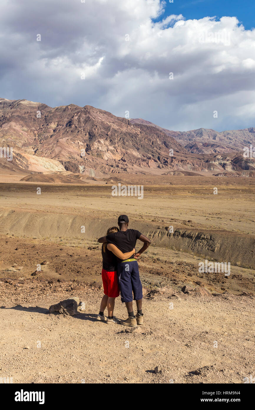 Menschen, Touristen, Besucher, Artist Drive, schwarze Berge, Death Valley Nationalpark, Death Valley, Kalifornien, USA, Nordamerika Stockfoto