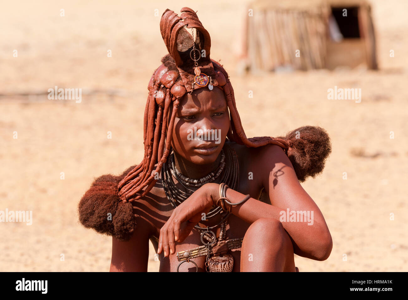 Himba junge Mutter geschmückt mit Erembe Kopfstück und anderen Schmuck. Stockfoto