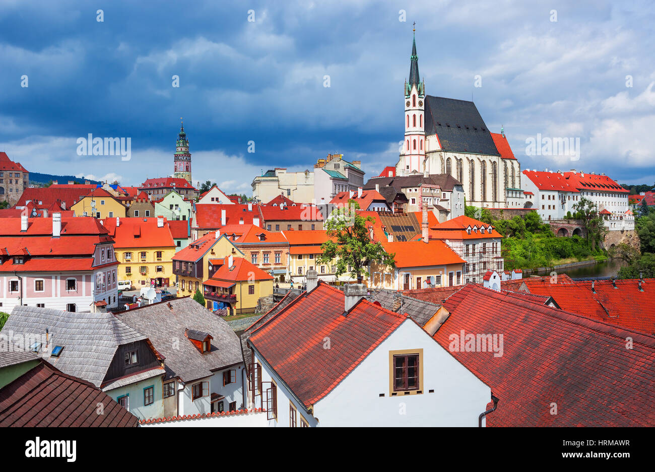 Blick auf Altstadt von Cesky Krumlov auf Vltava (Moldau), UNESCO-Weltkulturerbe, Tschechische Republik Stockfoto