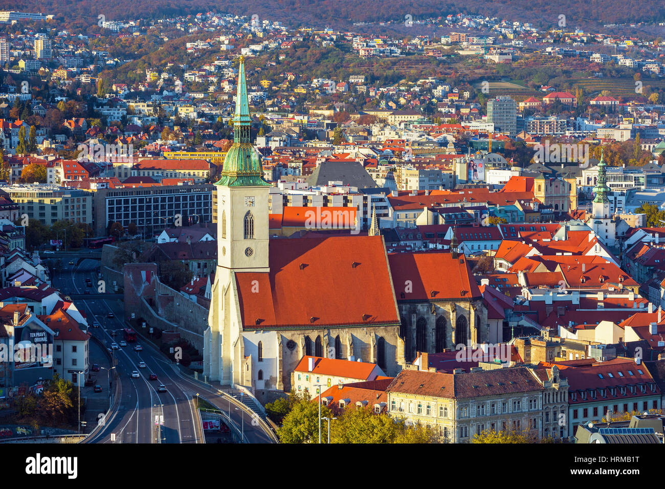 BRATISLAVA, Slowakei-1. NOVEMBER 2016: Blick auf Bratislava Stadt und Saint Martins Kathedrale über die Donau in der Hauptstadt Bratislava, Slowakei Stockfoto