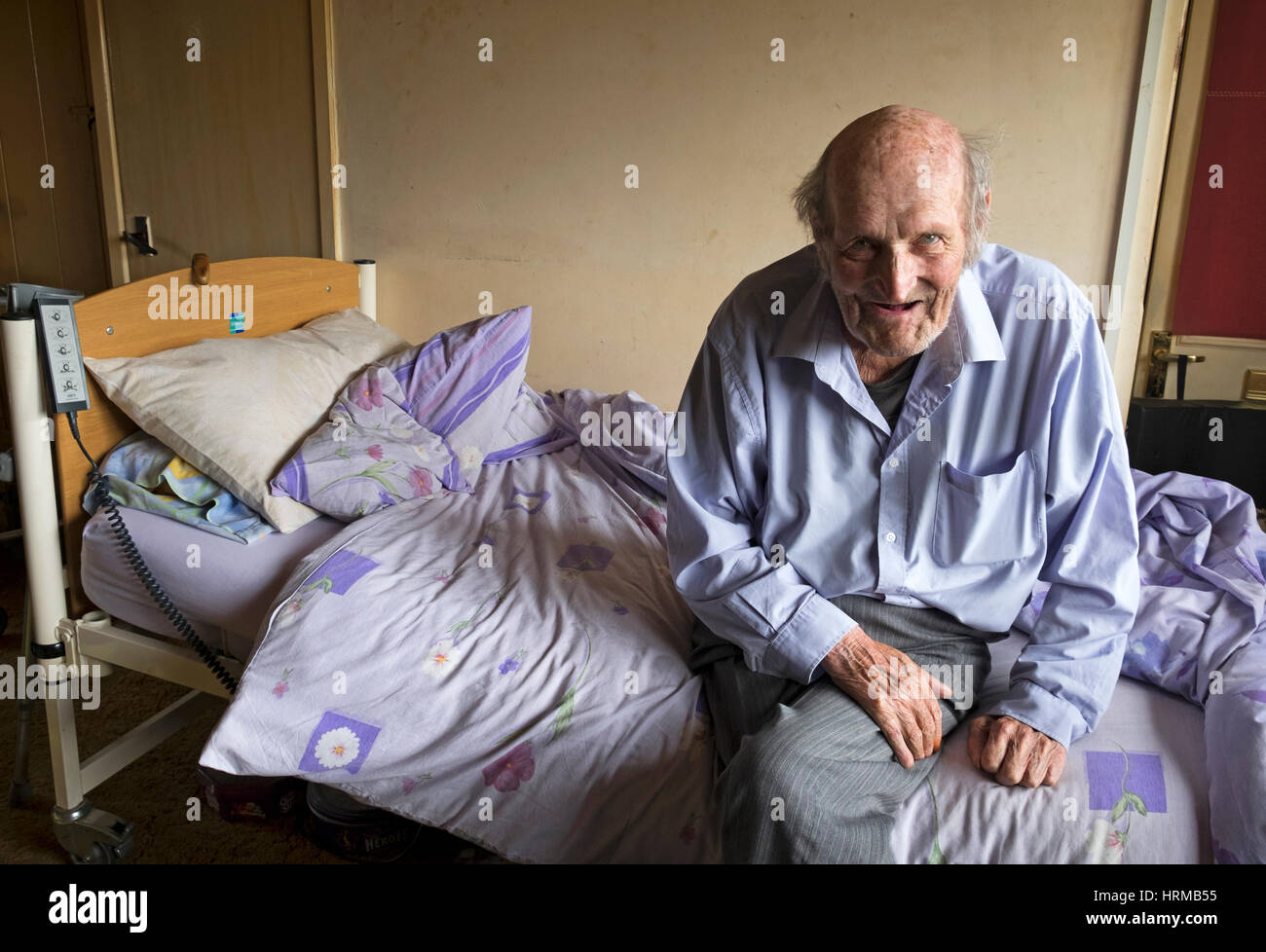 Bettlägerige Menschen leben allein im sozialen Wohnungsbau Stockfoto