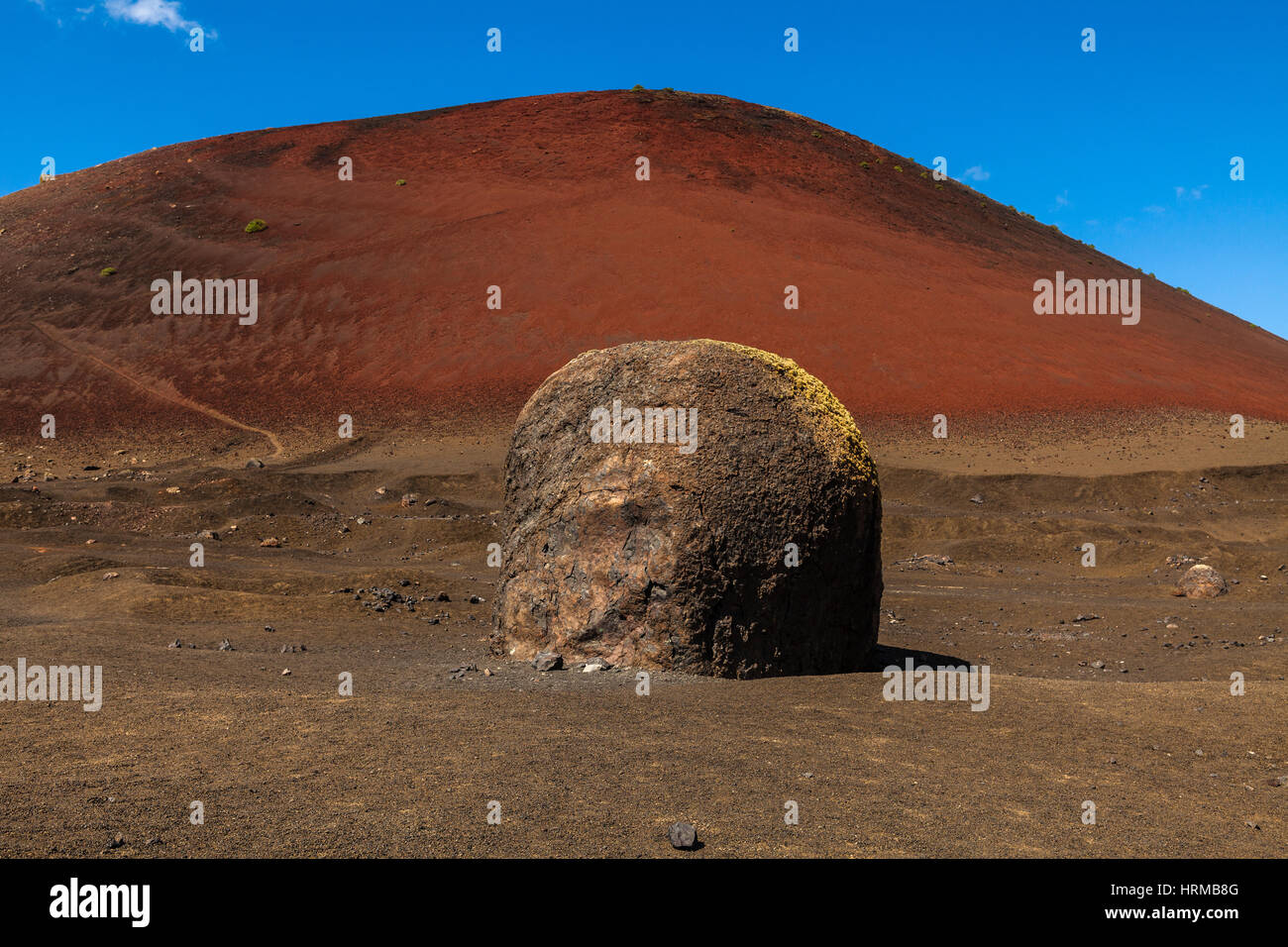 Vulkanische Bombe vor Vulkan Montana Colorada in Lanzarote, Kanarische Inseln, Spanien. Stockfoto