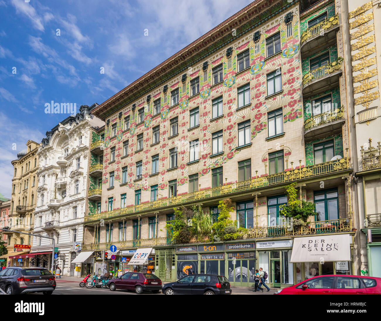 Österreich, Wien, Jugendstil Archtecture an der Wienzeile gegenüber Naschmarkt, Blick auf die Majolika House Wth seine floralen glasierten Fliesen-ornament Stockfoto