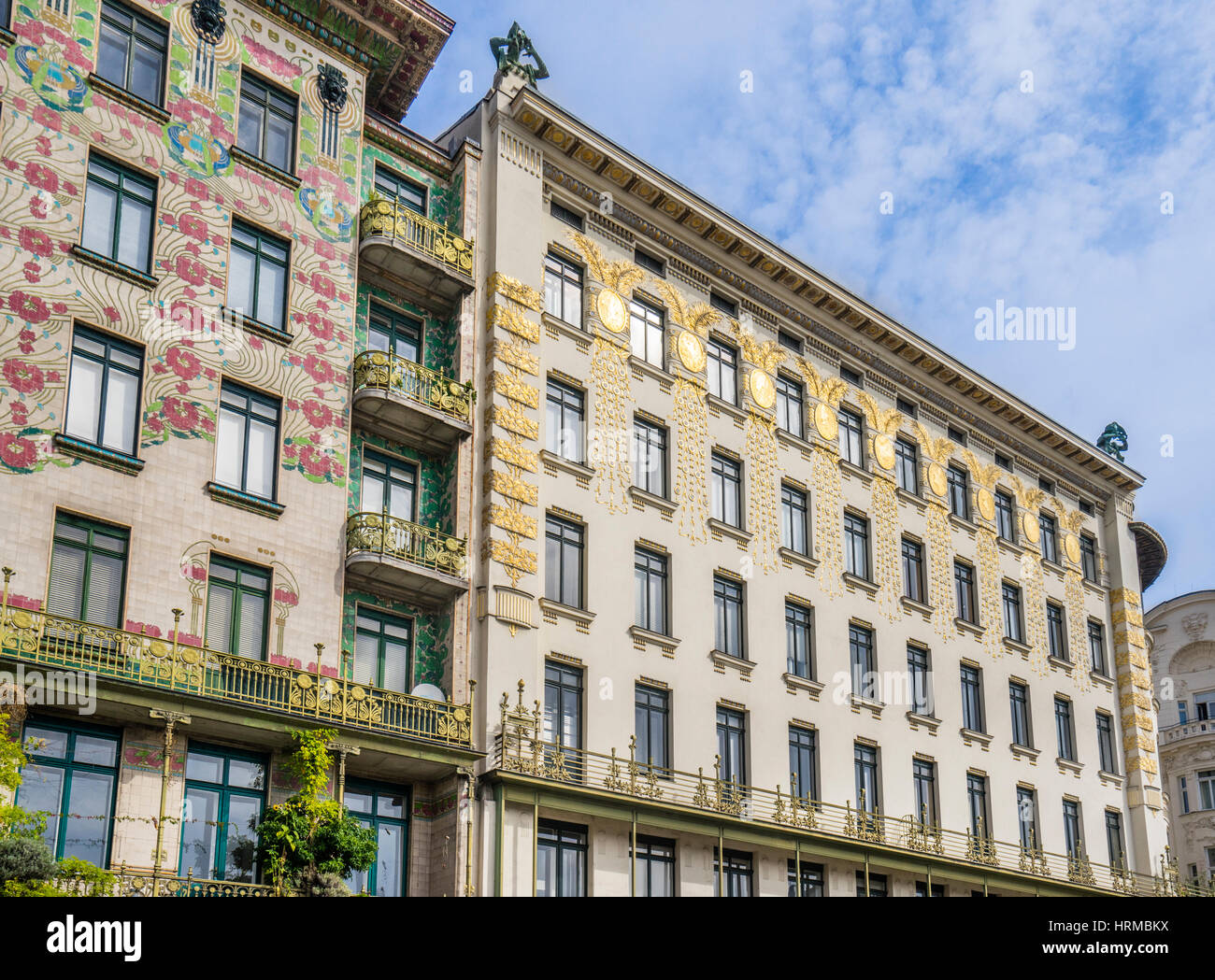 Österreich, Wien, Jugendstil Archtecture an der Wienzeile gegenüber Naschmarkt, Blick auf die Majolika House Wth seine floralen glasierten Fliesen-ornament Stockfoto