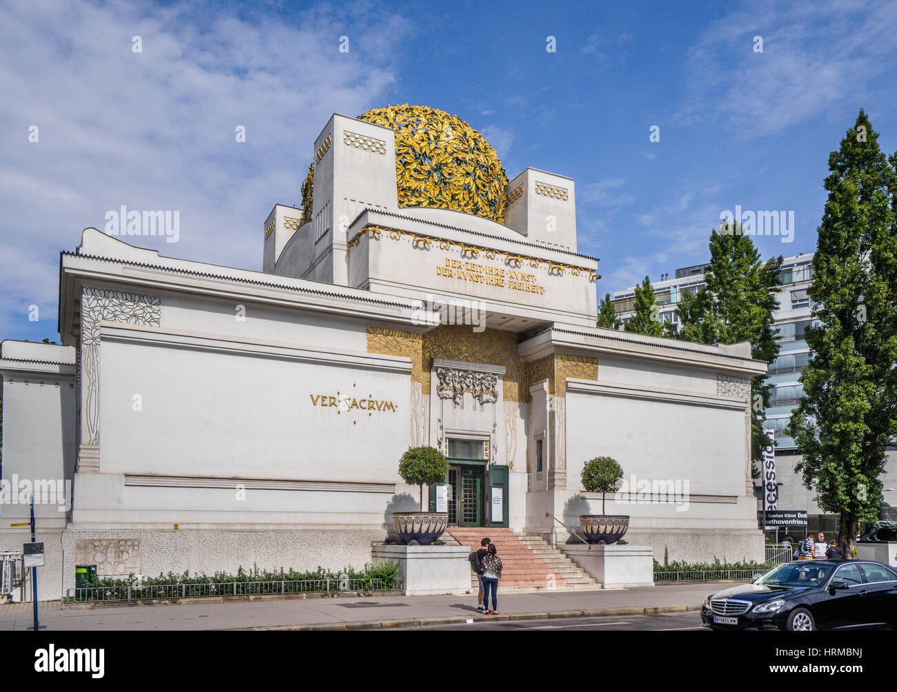 Österreich, Wien, Blick auf das Jugendstil Secession Building mit seiner charakteristischen goldenen Lorbeer-Kuppel Stockfoto