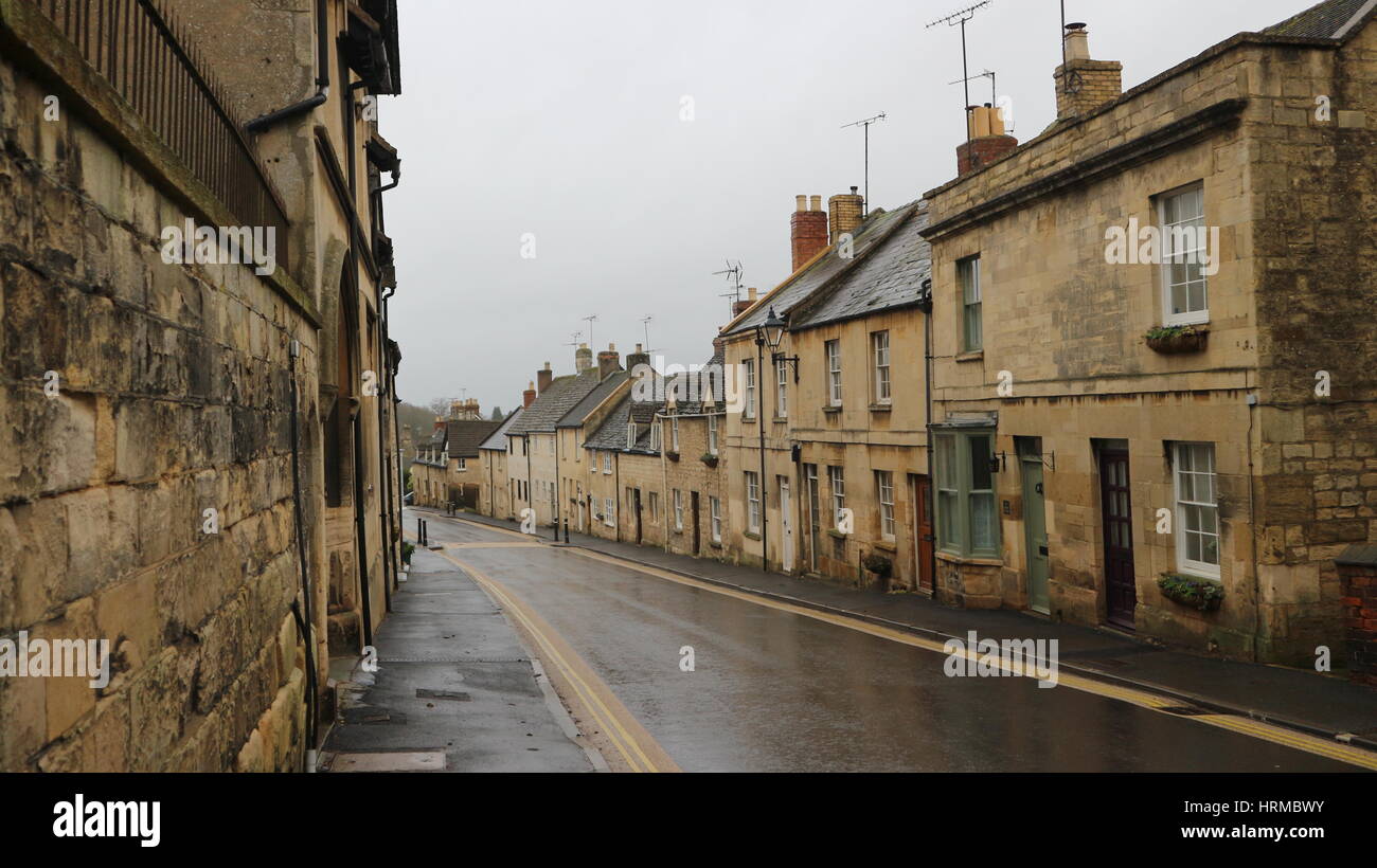 Reihe von Cotswold Reihenhäuser an einem regnerischen Tag in Winchcombe, Gloucestershire, England, Großbritannien Stockfoto