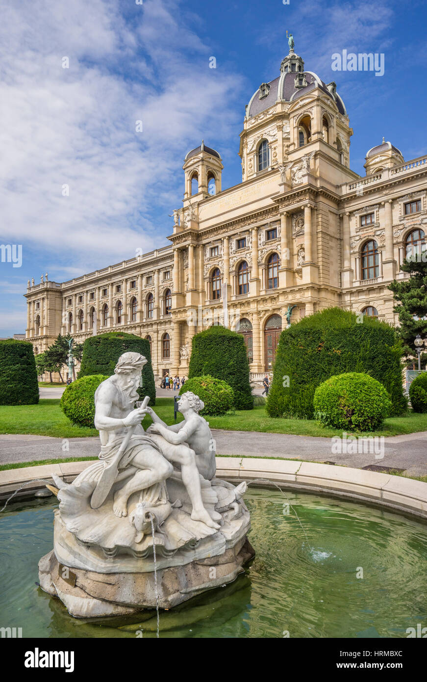 Österreich, Wien, Maria-Theresien-Platz, Triton und Najaden-Brunnen vor dem Hintergrund des Natural History Museum Stockfoto