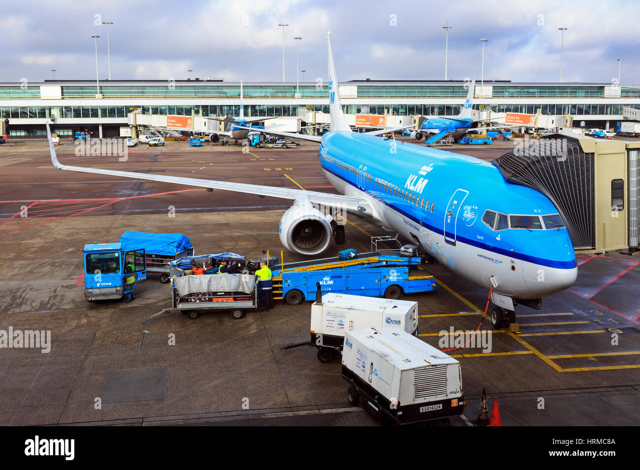 KLM Royal Dutch Airlines Boeing 737 8K 2 am Flughafen Schiphol, Amsterdam, Gepäck entladen Stockfoto