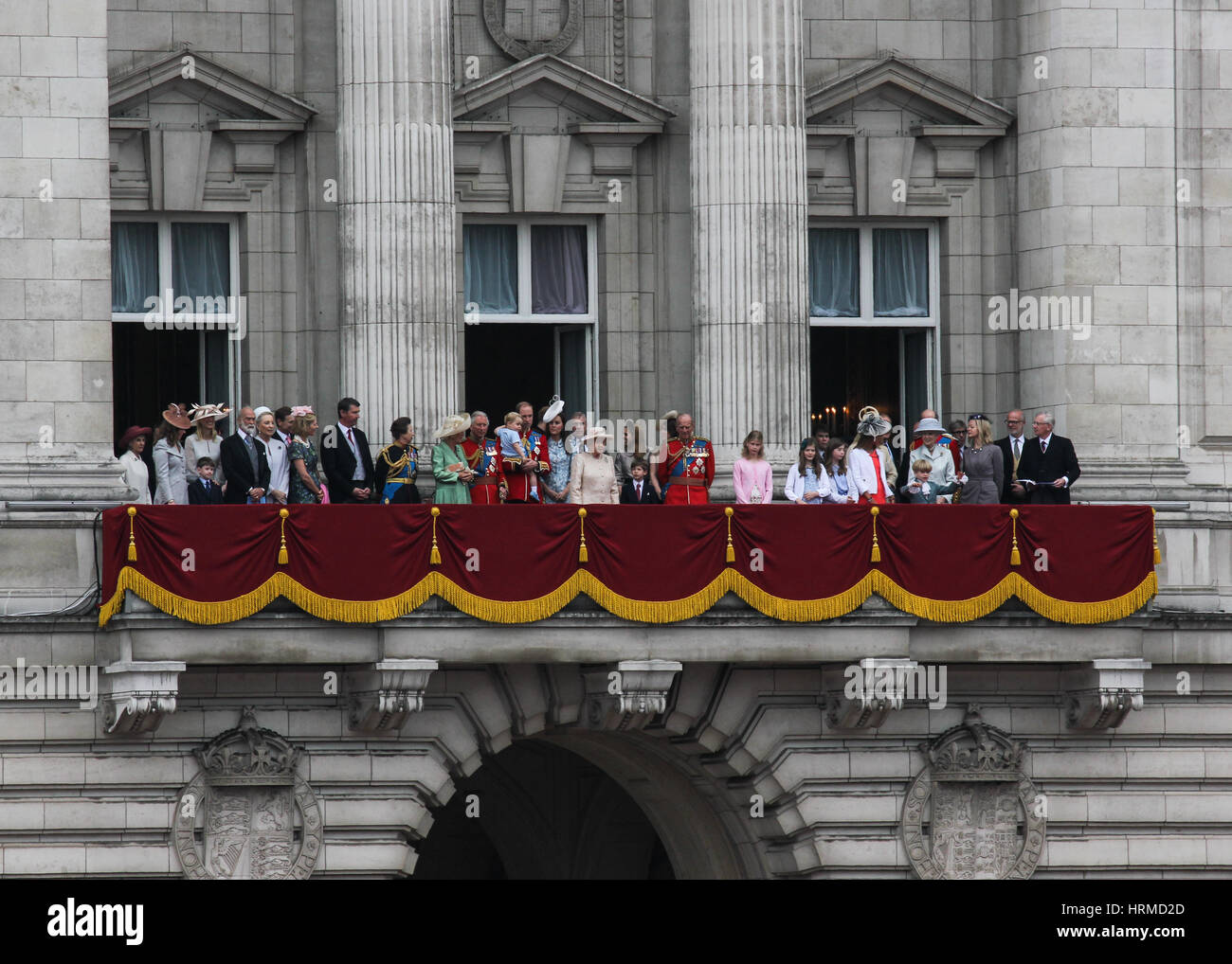 Die königliche Familie, einschließlich ihrer Majestät Königin Elizabeth II stehen auf dem Balkon des Buckingham Palastes wartet auf die Queens Birthday Überflug Stockfoto