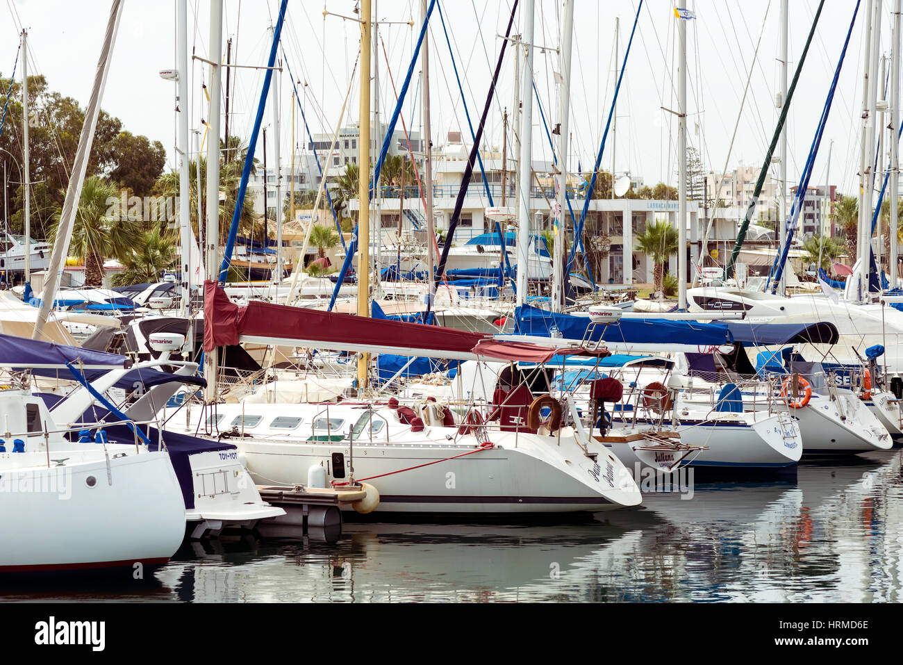 LARNACA, Zypern - 3. März 2016: Zahlreiche Angeln und Yachten ankern in der Marina. Stockfoto