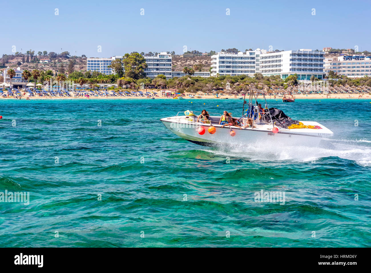 PROTARAS, Zypern - 16. Juli 2016: Touristen reiten einen Jetski in Fig Tree Bay Stockfoto