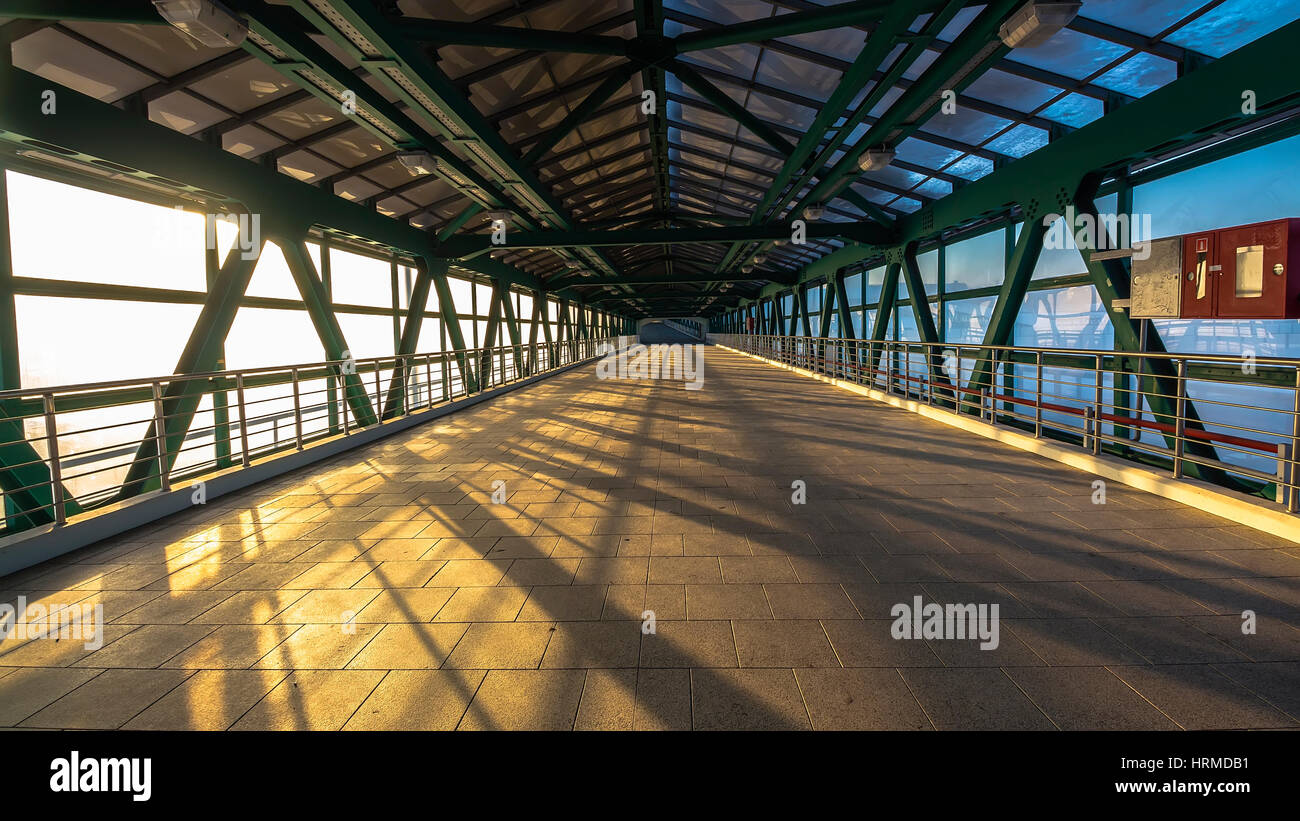 Stahl Fußgängerbrücke Überführungen Autobahn Stockfoto