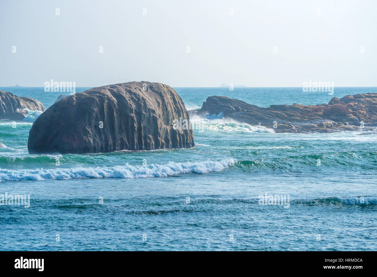 Einladung der Wellen gegen die Felsen und das Riff in der Nähe der Küste Stockfoto